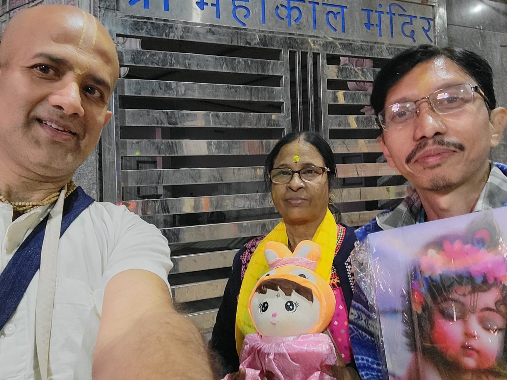 Pilgrims in Vrindavan, from Kolkata, who got Srila Prabhupada's books.